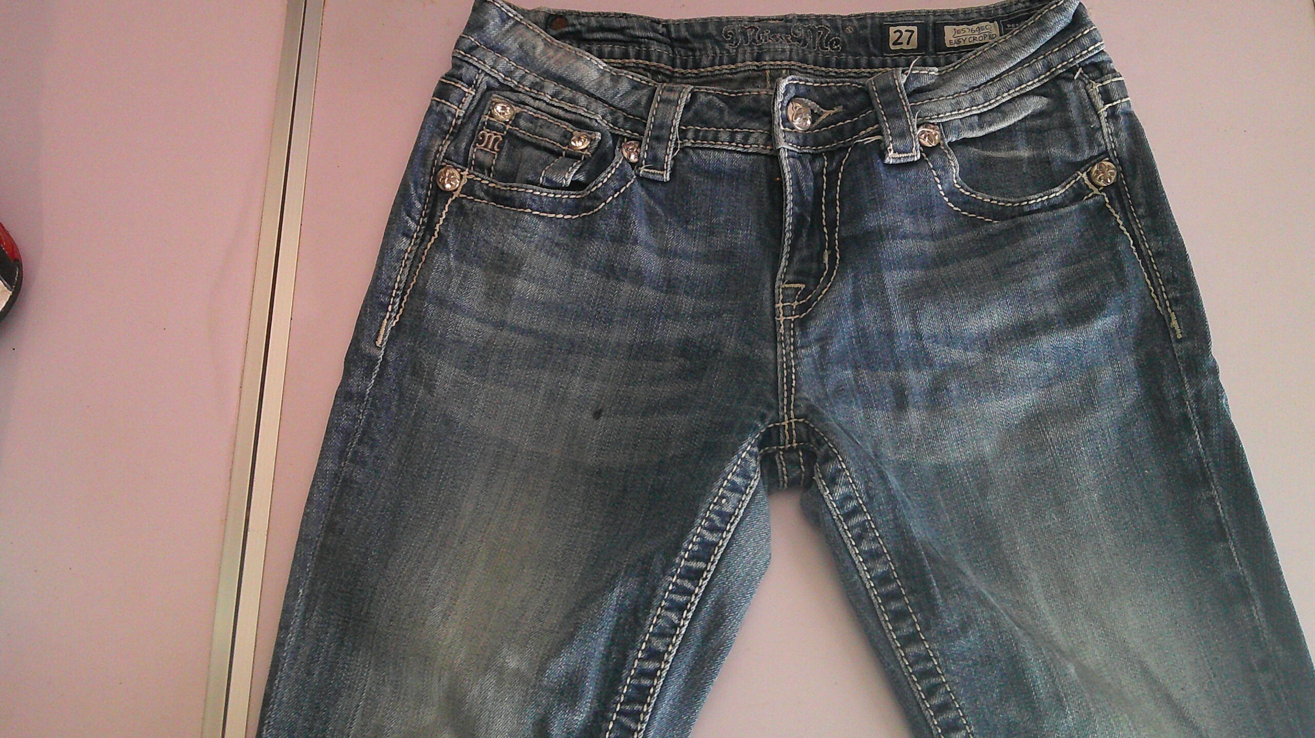 Preowned Miss Me Capri Size 27 *ink spot and bleach splatter